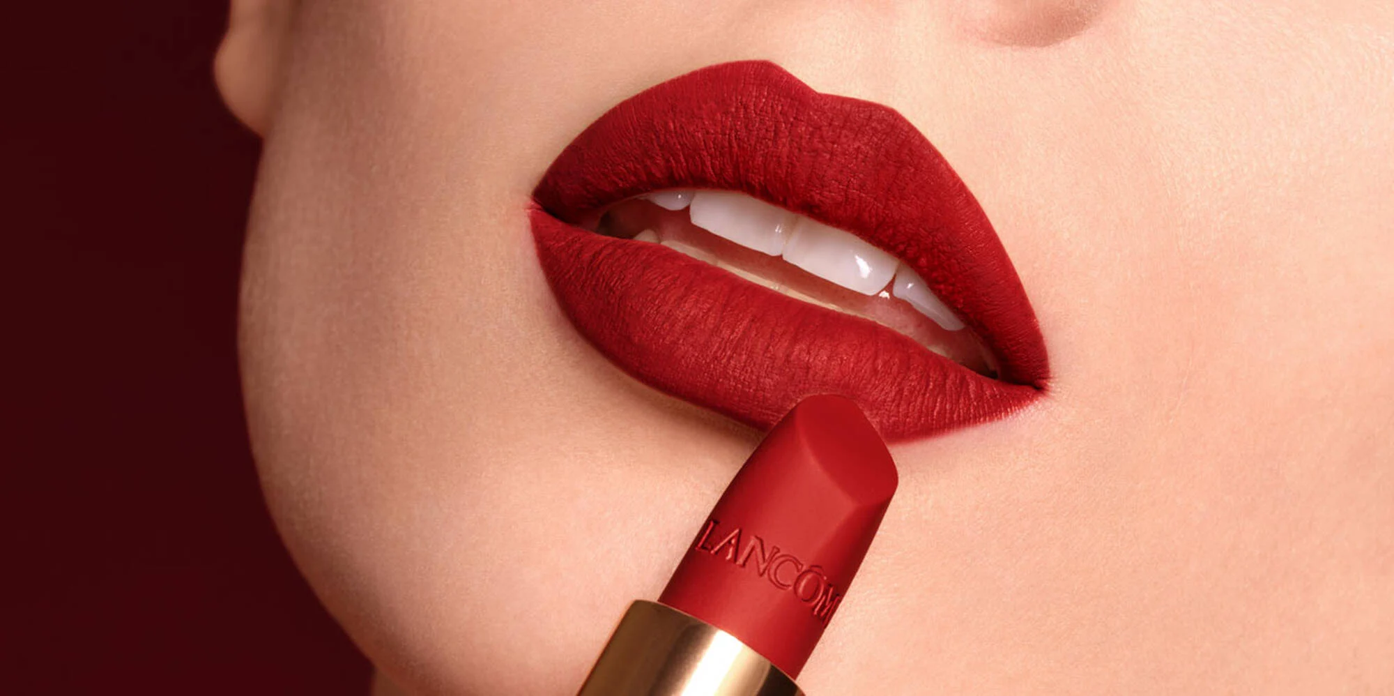 червона помада Lancome на губах
